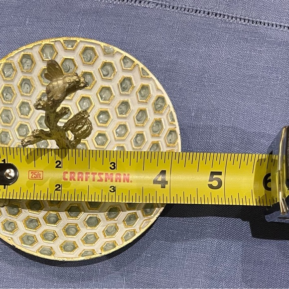 Honeycomb Plate Ring Holder with Bee & Hive - Picture 12 of 14